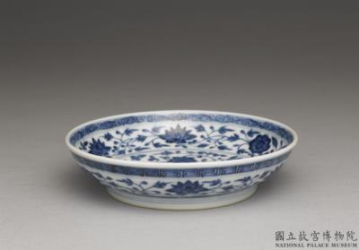 图片[2]-Dish with Indian lotus scrolls in underglaze blue, Qing dynasty, Qianlong reign (1736-1795)-China Archive